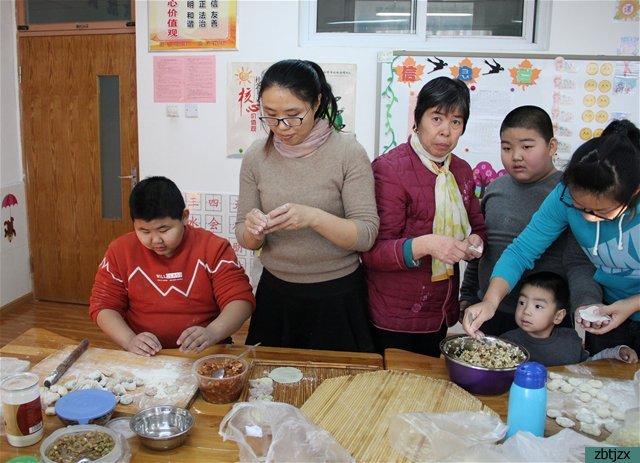 快樂(lè)過(guò)冬至 開(kāi)心包餃子