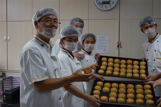 淄博特教中心學(xué)生：做月餅迎中秋